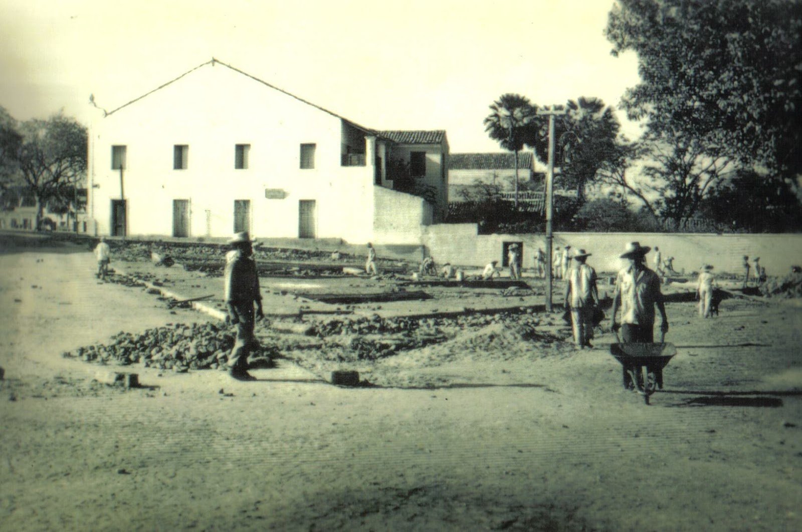 Construção da praça Tomaz Barbosa