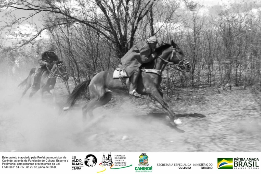 Quando o vaqueiro suspeita que está perto do boi, a cavalgada é acelerada, a espora em seu cavalo, a poeira e os galhos, tornam esse evento mais emocionante (2016).