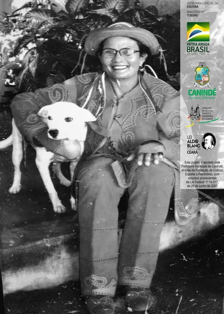 Vaqueiro que se prese tem sempre um cãozinho como companheiro. Com Dona Dina não é diferente, aqui o registro dela na Fazenda Barra do Cancão (1986).